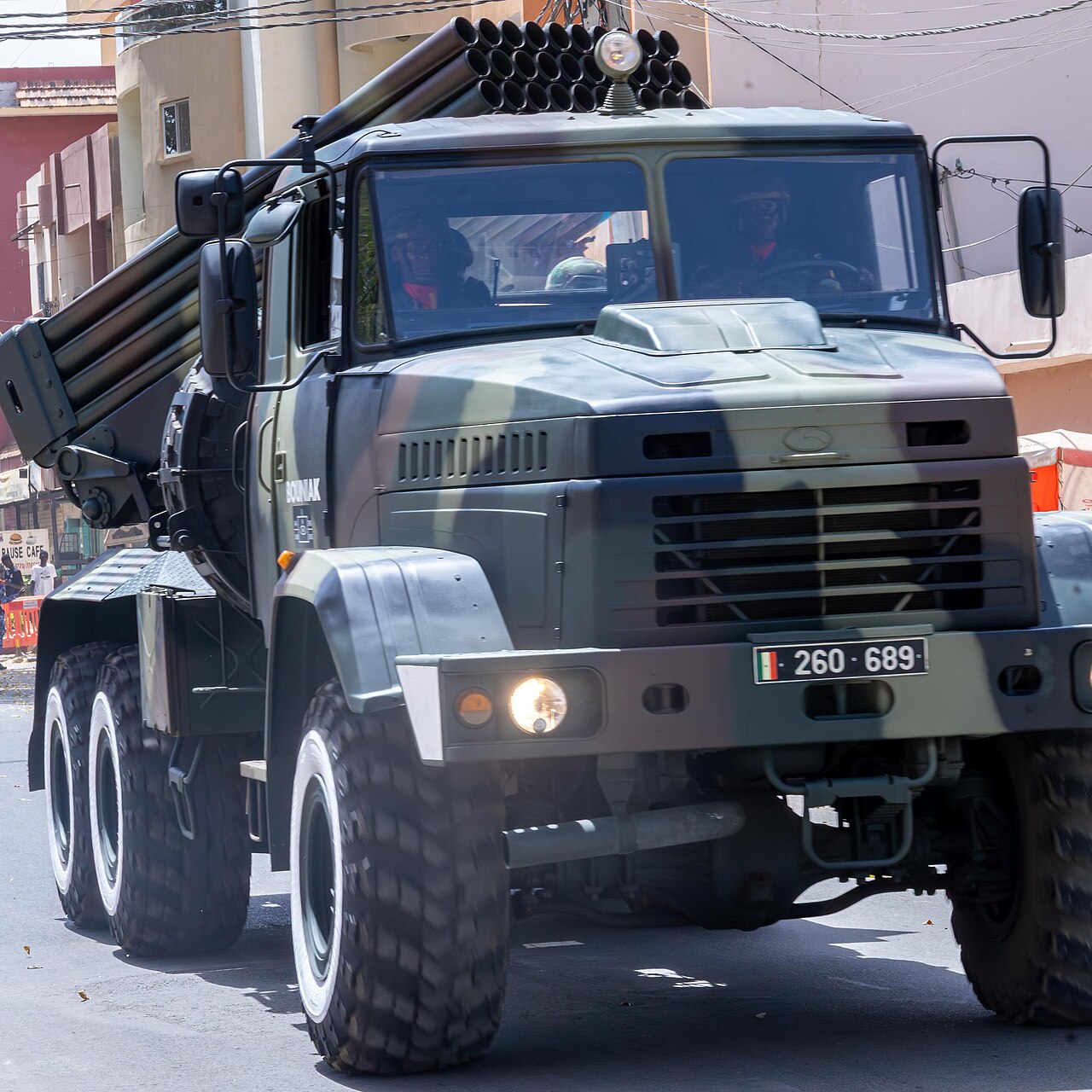 04 Avril 2026 Thiés Voiture Corps Blindé lanceur 2 (cropped).jpg